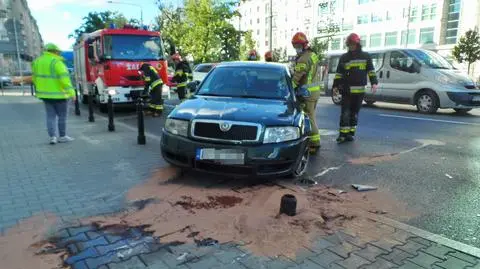 Zderzenie dwóch aut, jedno wjechało w słupki