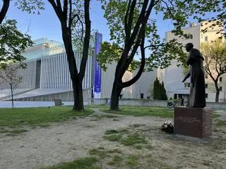 Na skwerze stoi pomnik ks. Idziego Radziszewskiego 