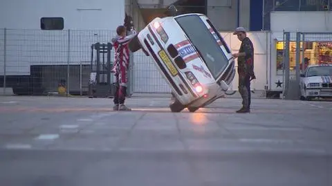 Drifty dachowania przejazdy przez ścianę ognia