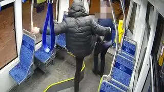 Policja szuka sprawcę napaści na motorniczą na pętli Poświętne we Wrocławiu