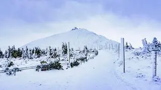 Grupa 100 kibiców weszła na Śnieżkę, odpalili tam race