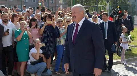 Noblistka i pierwszy przywódca Białorusi po rozpadzie ZSRR zniknęli z podręcznika do historii
