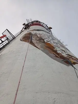 Mural sokoła wędrownego powstał na 225 metrowym kominie