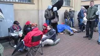 Kawa, herbata, kanapki... A nawet śpiwory - miały pomóc w czekaniu na upragnioną monetę