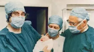 Louise Joy Brown, pierwsze dziecko poczęte metodą in vitro. Dziewczynka urodziła się w szpitalu w Oldham o godzinie 23.47 przez cesarskie cięcie. 