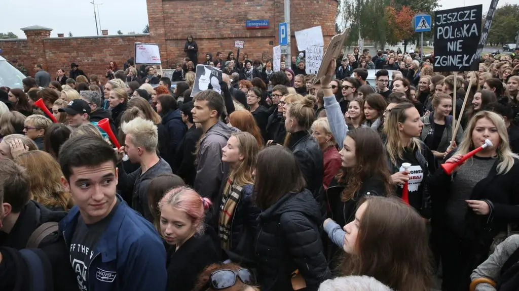 Czarny Poniedziałek w Warszawie. Protest pod siedzibą PiS
