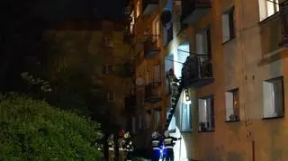 Strażacy pomogli lokatorom wydostać się z balkonu