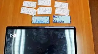 Fałszerz w mieszkaniu miał kilkadziesiąt biletów i matryce do ich wytwarzania oraz kradzionego laptopa