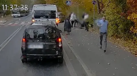 Kierowca autobusu biegnie po AED