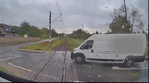 Kierowca busa wjechał prosto pod pociąg