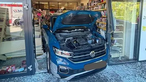 Kierująca wjechała w witrynę sklepu