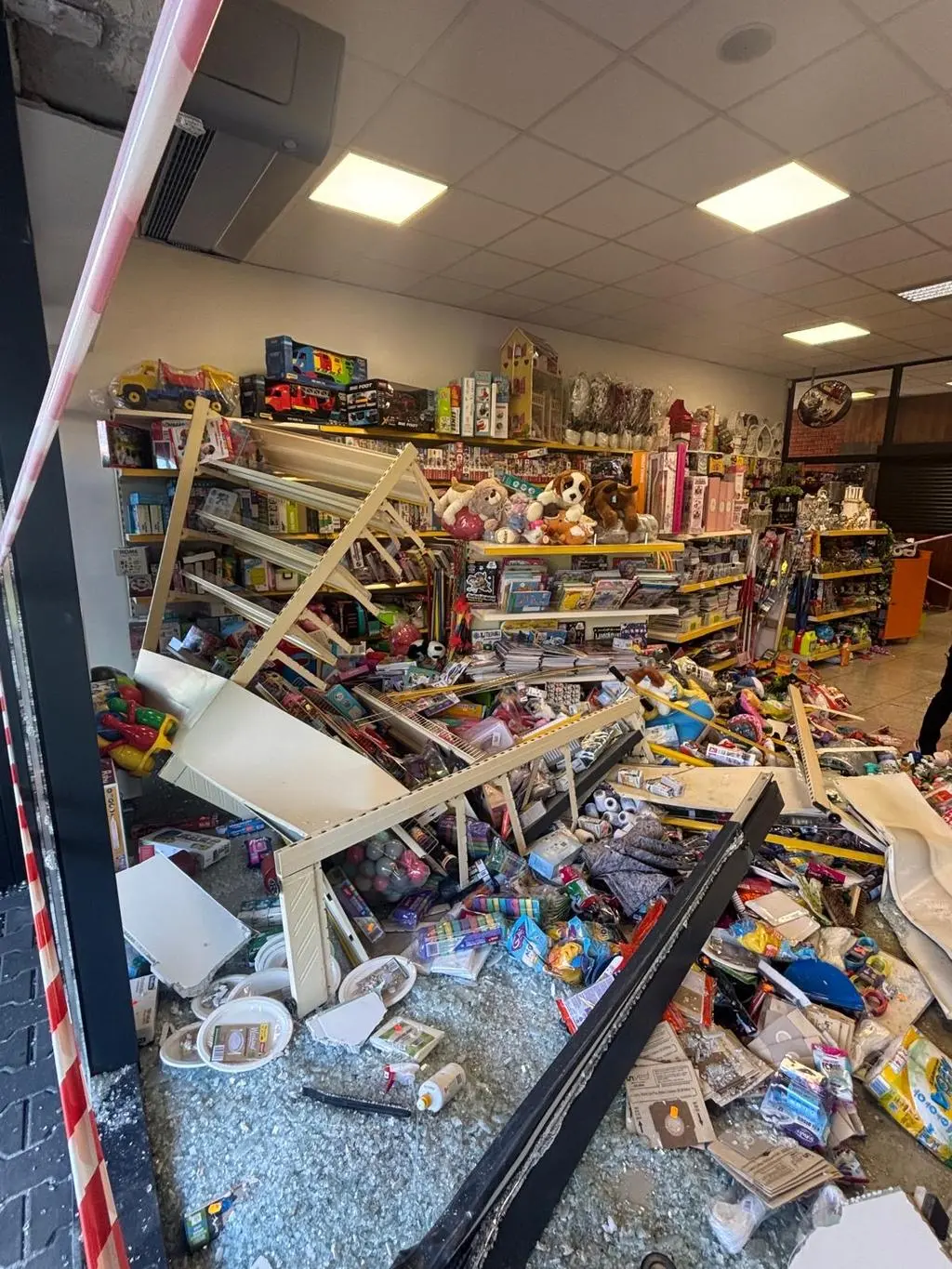 Kierująca wjechała w witrynę sklepu