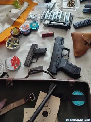 W mieszkaniu 68-latka policjanci znaleźli pięć przedmiotów przypominających broń oraz amunicję