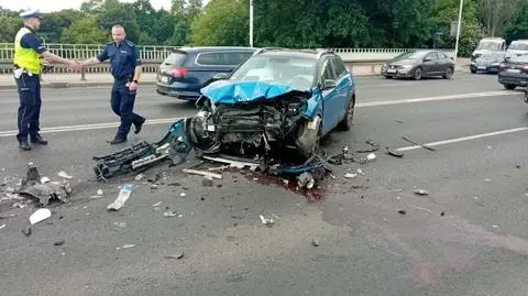 Zderzenie na moście. Policja: w organizmie kierowcy metamfetamina, to doktorant jednej z warszawskich uczelni 