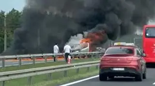 Samochód dostawczy stanął w ogniu na S3