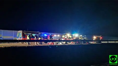 Stracił panowanie nad autem, uderzył w bariery. Jedna osoba nie żyje, ranni