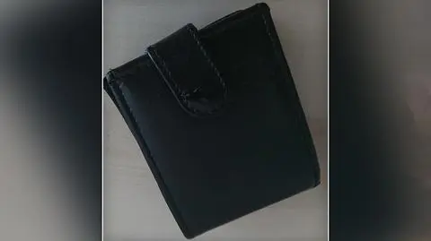 Nastolatek oddał policjantom portfel pełen gotówki znaleziony w parku. "Właściciel nie krył radości"