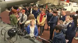 Rosja. Dzieci podziwiają sprzęt militarny w parku Patriot 