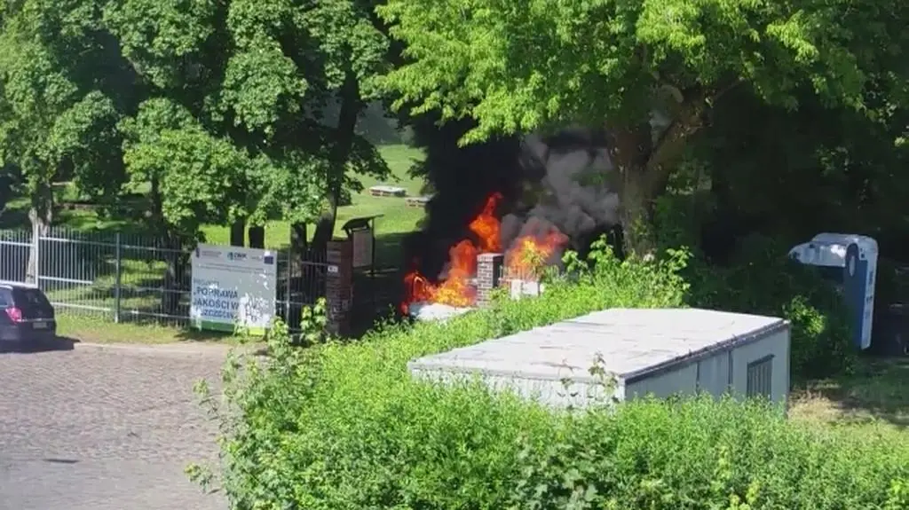 Płonący radiowóz wjechał w bramę Ogrodu Różanego