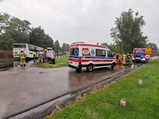 Zderzenie autobusu szkolnego z samochodem osobowym. Pięcioro dzieci uskarża się na bóle