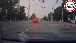 Wbiegł na "czerwonym" wprost pod auto i się poślizgnął