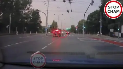 Wbiegł na "czerwonym" wprost pod auto i się poślizgnął