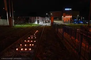 Pociągi odjeżdżały z bocznicy dawnego Dworca Poleskiego, gdzie zapłonęły znicze 