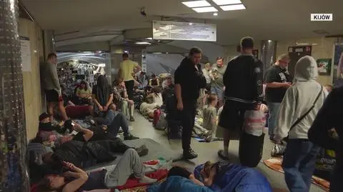 Ludzie chroniący się na stacji metra w Kijowie (wideo archiwalne)