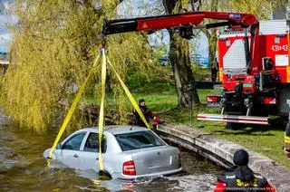 Samochód stoczył się do jeziora