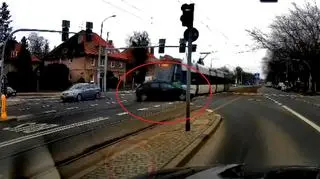 Tramwaj uderzył w samochód. W zdarzeniu nikt nie ucierpiał