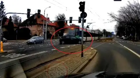 Tramwaj uderzył w samochód. W zdarzeniu nikt nie ucierpiał