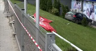 Auto przebiło ogrodzenie i wjechało w ścianę domu handlowego