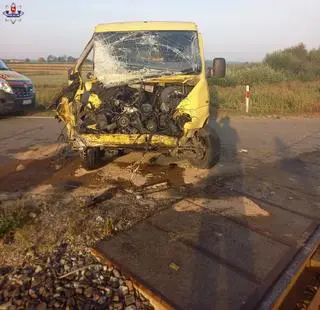 Zniszczony został przód busa 