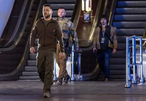 "Poproszę taką, tylko w kolorze khaki". Garnitury Zełenskiego czekają w szafie na zwycięstwo