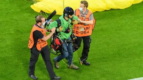 O włos od tragedii. Protestujący paralotniarz wleciał na stadion i zaplątał się w liny