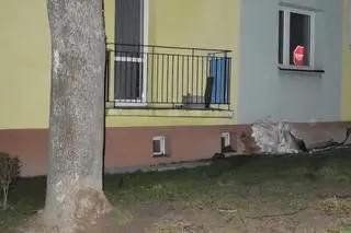 Samochód zahaczył jeszcze o balkon