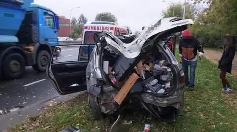 Auto na słupie. Pasażerka ranna, kierowca "pod wpływem"