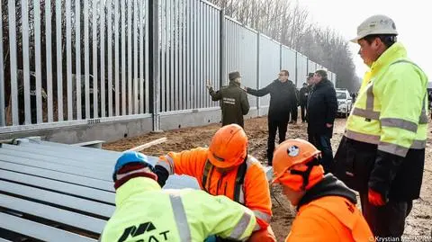 Wizyta premiera na terenie budowy zapory na polsko-białoruskiej