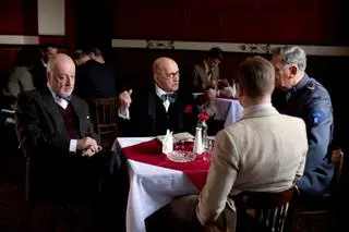Kadr z filmu "Excentrycy...", w środku Wojciech Pszoniak