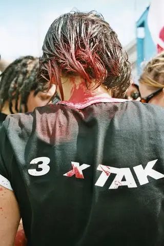 3 x TAK - TAK dla antykoncepcji, TAK dla edukacji seksualnej, TAK dla legalnej aborcji, czyli trzy główne postulaty organizacji Women on Waves. Na zdjęciu aktywistka oblana czerwoną farbą olejną przez przeciwników aborcji