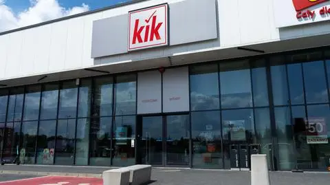 sklep kik shutterstock_2321618509