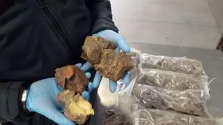 Funkcjonariusze KAS wykryli przemyt bursztynu wartego 60 tys. zł