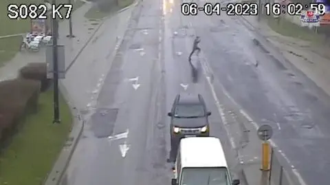 Uciekał, potrącił policjanta, w aucie miał broń palną. Trafił do aresztu