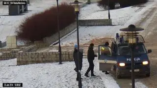 Policjanci zabrali chłopców, któzy ryzykowali życiem bawiąc sie na zamarzniętej rzece