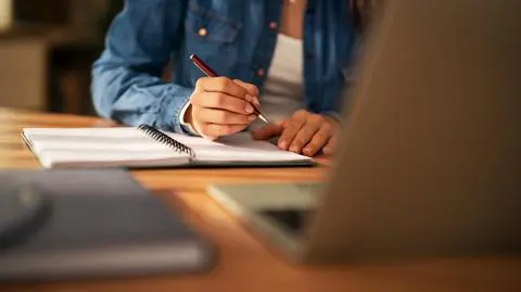 kobieta laptop notatki shutterstock_2727191725
