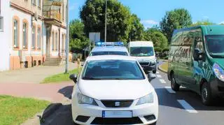 Samochód na drodze, kierująca na stacji. Interweniowała policja