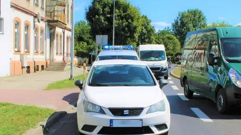 Kobieta porzuciła samochód na drodze