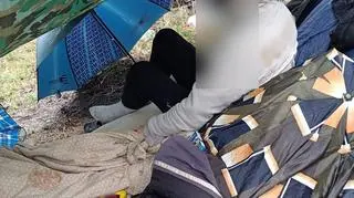 Był poszukiwany listem gończym. Przed policją schował się w szałasie