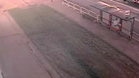 10-latek wdrapał się na przystankową wiatę i urwał gablotę z rozkładem jazdy. Rodzice poszli dalej