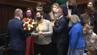 Bodnar z bukietem kwiatów od posłów opozycji